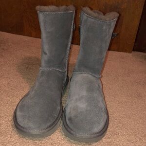UGG Bailey bow short gray boots Size USA 7